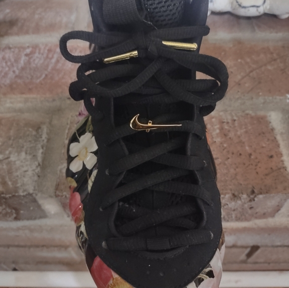 Women's Excellent Condition sz 9 Foamposites. Only worn a few times. Great style - Picture 4 of 8